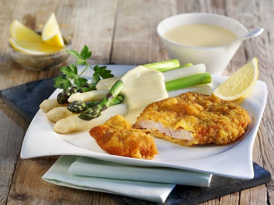 white-and-green-asparagus-with-veal