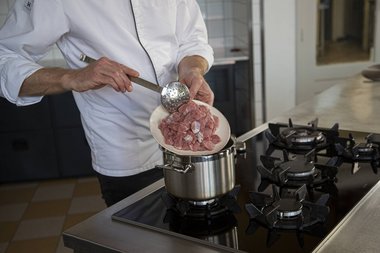 Fry the veal cubes in the butter.