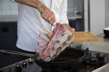 Put the Frenched veal rack in the pan.