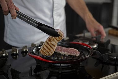 Turn the veal after 1.5 minutes.