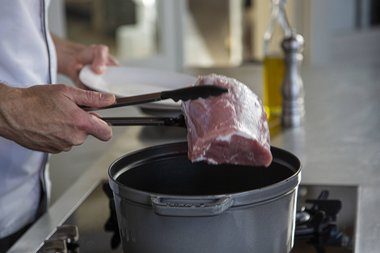 Remove the veal from the pan.