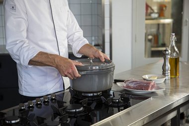 Take a frying pan for the veal.