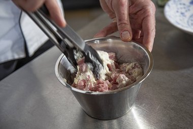 Pass the veal through the tempura batter.