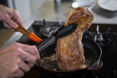 Fry the veal blade all around.