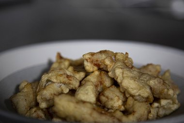 Garnish the deep-fried veal strips.