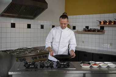 Take a wok pan for the veal strips.