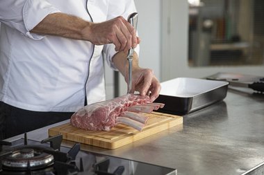 Make notches that are about 3 cm deep.