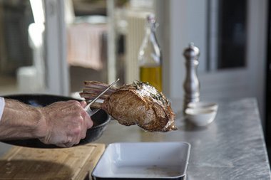 Remove the veal from the pan.
