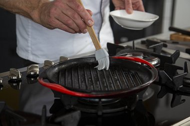 Lightly grease the pan with oil.