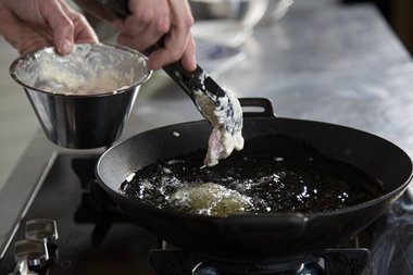 Put the strips of veal in the pan.